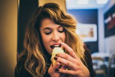 Jobban befolyásolja a nők érzelmi jólétét az étrend, mint a férfiakét