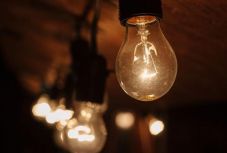 Még pár nap, és befellegzett a halogén izzónak 