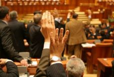 Hétfőn kezdődik a parlamenti ülésszak