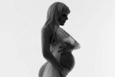 Terhesen pózol a kamerák előtt – Elena Udrea közzétette a fotósorozatot