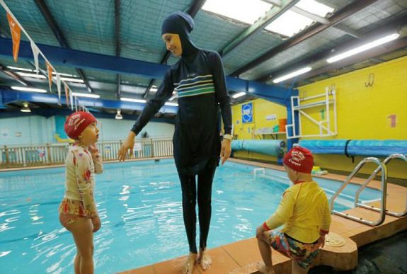 Engedélyezte a burkinit a nyilvános uszodákban egy belga bíróság