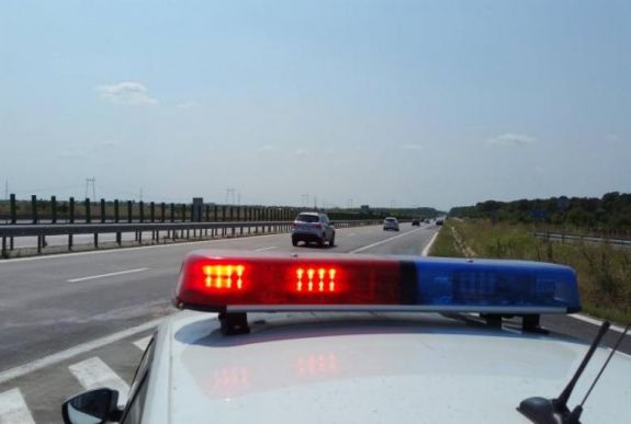 Jogosítvány nélkül száguldott 235 km/h-val az autópályán