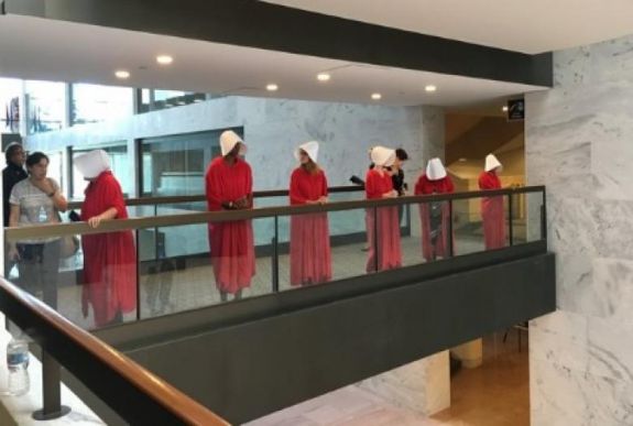 Botránnyal kezdődött Trump főbírójelöltjének szenátusi meghallgatása