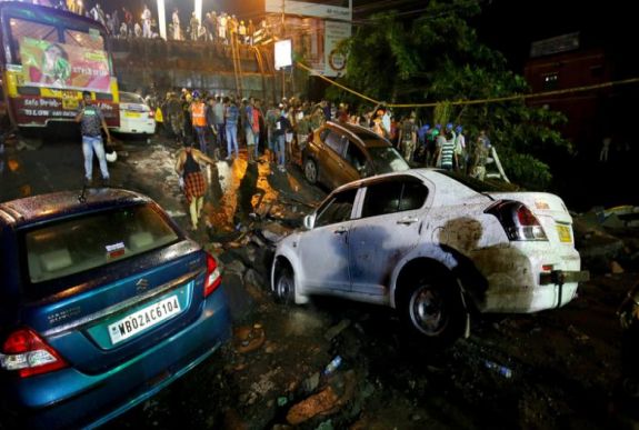 Egy halottja és rengeteg sérültje van az indiai hídomlásnak