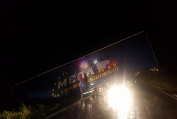 Órákig állt a forgalom egy magyar kamion miatt az Olt völgyében