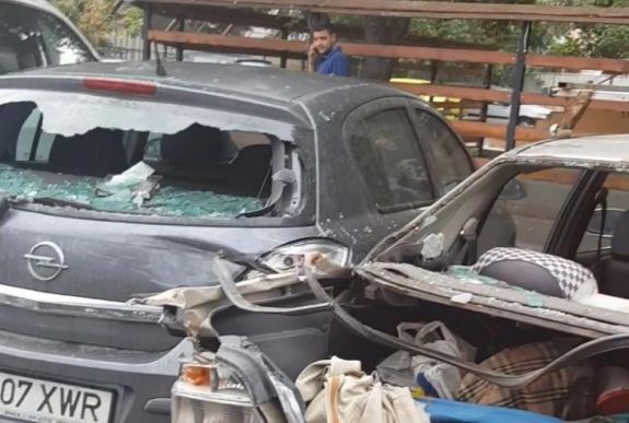 Hét autót rongált meg egy irányt vesztett nyerges vontató