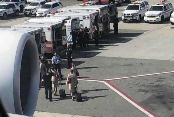 Karanténban vesztegel egy transzatlanti repülő