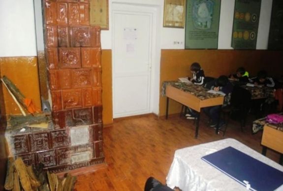 Iskolahelyzet falun a tanévkezdés előtt: cserépkályha és pottyantós wc