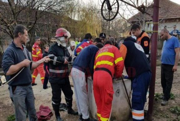 Kilenc méter mély kútból emeltek ki a tűzoltók  két munkást