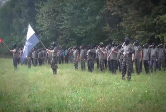 Álarcos fegyveres alakulat kelt pánikot Szlovéniában