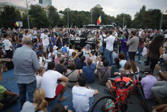 FRISSÍTVE - „A szabadság íze” – rendhagyó kormányellenes demonstráció Bukarestben