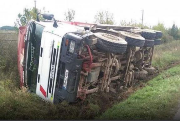 FRISSÍTVE - Egész éjjel vezetett a kamionsofőr, tragédia lett belőle