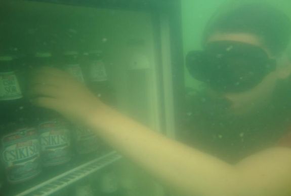 Víz alatti söröző nyílt a háromszéki Dálnokon lévő búvártóban