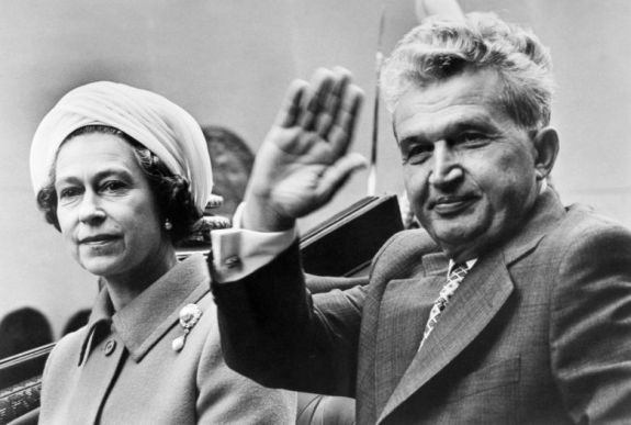 Erzsébet királynő a sövény mögé bújt, hogy ne találkozzon a Ceaușescu házaspárral