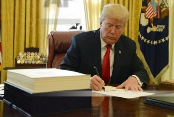 Saját könyvvel vágna vissza Trump