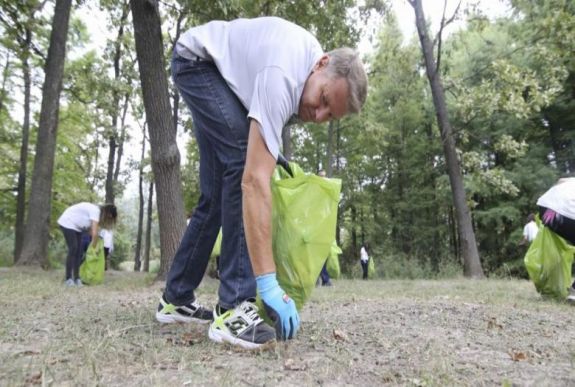 Johannis részt vett a Let's Do It, Romania hulladékgyűjtési akcióban