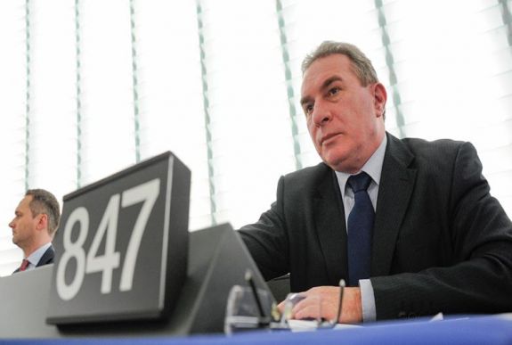 Nyílt levélben kérte számon Junckert Winkler Gyula és több EP-képviselő