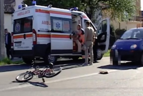 Elütött egy autó egy bicikliző kislányt Hargita megyében