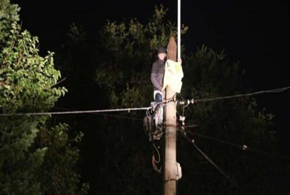 Mentők hozták le az oszlopon üldögélő férfit