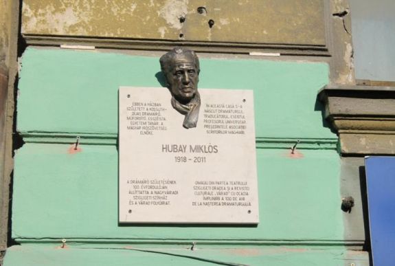 Felavatták a „legváradibb magyar író”, Hubay Miklós emléktábláját 