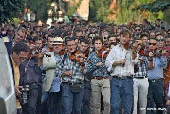 Látványos felvonulással kezdődött az Erdélyi Táncháztalálkozó