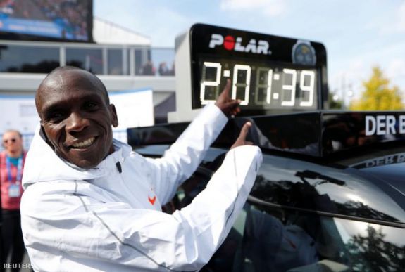 Megdőlt a maraton-világcsúcs: Kipchoge az első futó 2 óra 2 percen belül
