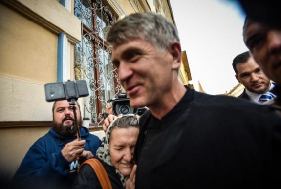 Vádalkut kötött az adócsaláson kapott népdalénekes pópa 