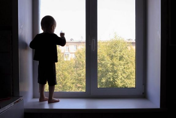 Több mint 700, ablakból kizuhant gyerek halt meg idén Oroszországban