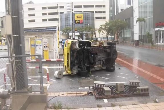 Autókat döntött fel a szél Japánban