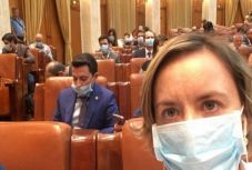 Egészségügyi maszkokkal jelentek meg a plenáris ülésen az USR képviselői