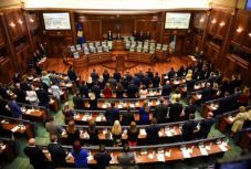 A koszovói parlament a Belgráddal folytatott párbeszédről vitázik