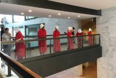 Botránnyal kezdődött Trump főbírójelöltjének szenátusi meghallgatása 