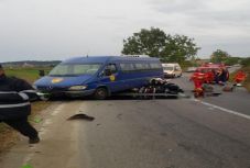Végzetes volt az ütközés a kisbusszal a motoros számára