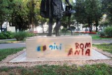 FRISSÍTVE - Magyarellenes firka jelent meg a szatmárnémeti Széchenyi-szobron