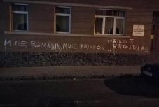 Románellenes falfirkákért vettek őrizetbe egy marosvásárhelyi fiatalt