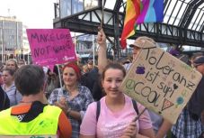 Hambrugban is jelentős tömeg tüntetett a fasiszták ellen