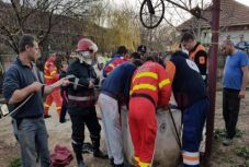 Kilenc méter mély kútból emeltek ki a tűzoltók  két munkást