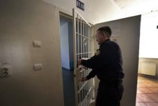 Ismét sztrájkot hirdetnek a börtönőrök