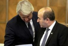 Ezért „kosarazott ki” két minisztert Klaus Johannis?