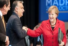 Macron: A Néppártnak választania kell Merkel és Orbán között