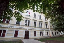 FRISSÍTVE - Nem gördült újabb akadály a marosvásárhelyi katolikus gimnázium elé 