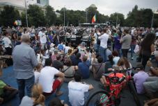 FRISSÍTVE - „A szabadság íze” – rendhagyó kormányellenes demonstráció Bukarestben