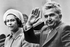 Erzsébet királynő a sövény mögé bújt, hogy ne találkozzon a Ceaușescu házaspárral