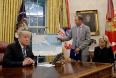 Trump: a hurrikán „borzasztó nagy és borzasztó nedves”