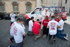 Szír családoknak gyűjtött a lengyel katolikus egyház