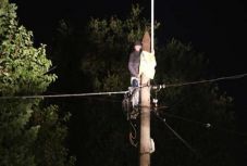 Mentők hozták le az oszlopon üldögélő férfit