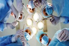 Meghalt egy fiatal nő a Bukarestben végzett plasztikai műtét után