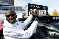 Megdőlt a maraton-világcsúcs: Kipchoge az első futó 2 óra 2 percen belül 