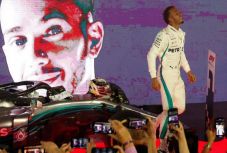 Forma 1: Hamilton nyert a szingapúri éjszakában
