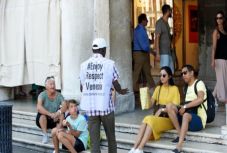 Velence: megtiltanák az üldögélést a „faragatlan” turistáknak